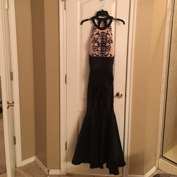 Formal dress - Picture 2 of 4