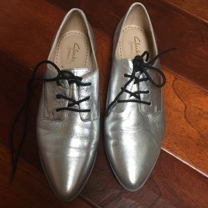 Clarks silver pointed toe oxfords