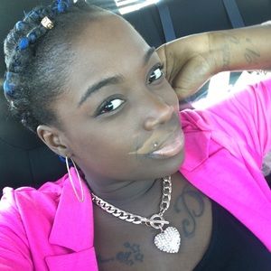 Meet your Posher, Dyrenicia