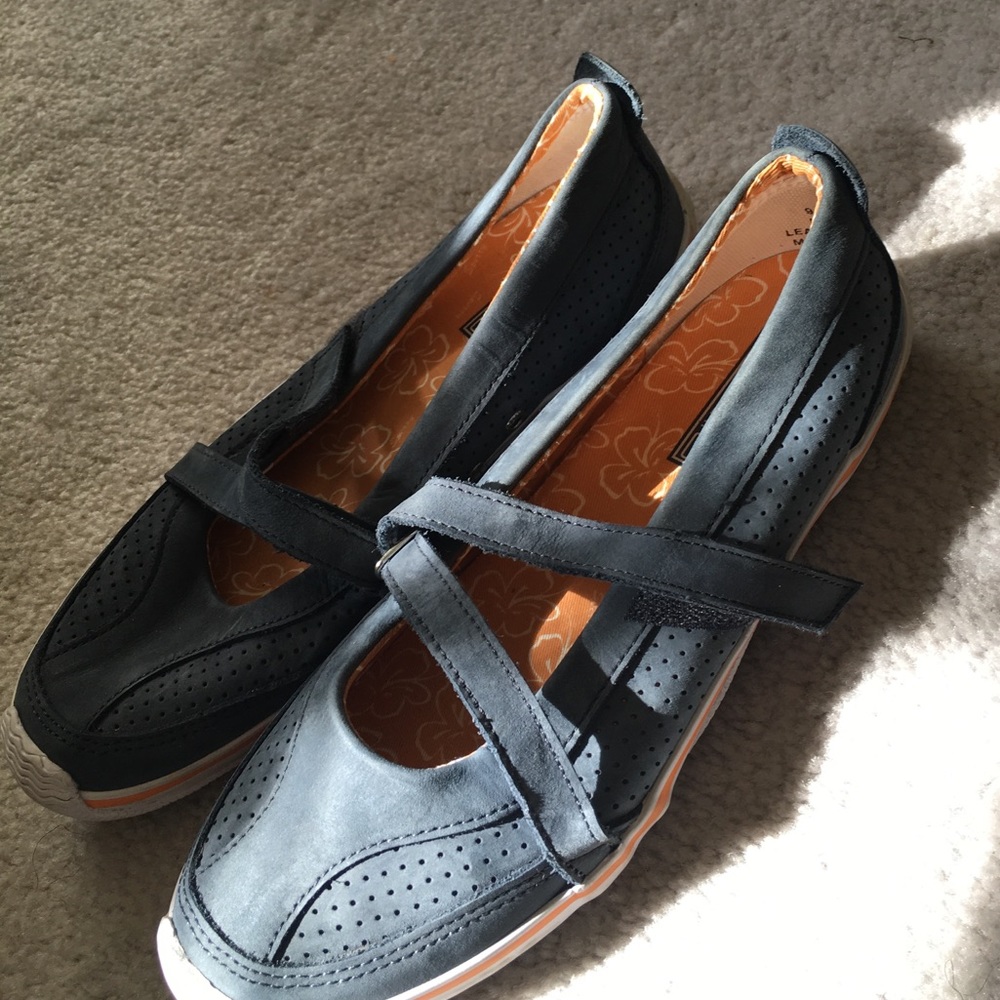 Sperry Leather Velcro tennis/walking shoes.
