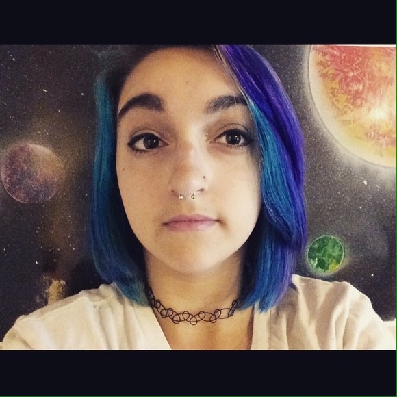 Meet your Posher, April - Picture 2 of 4