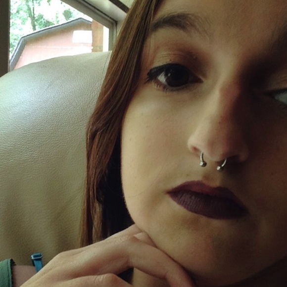 Meet your Posher, April - Picture 4 of 4