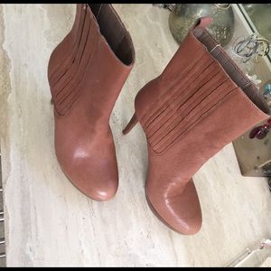 Gianni Bini size 8 platform heel booties.