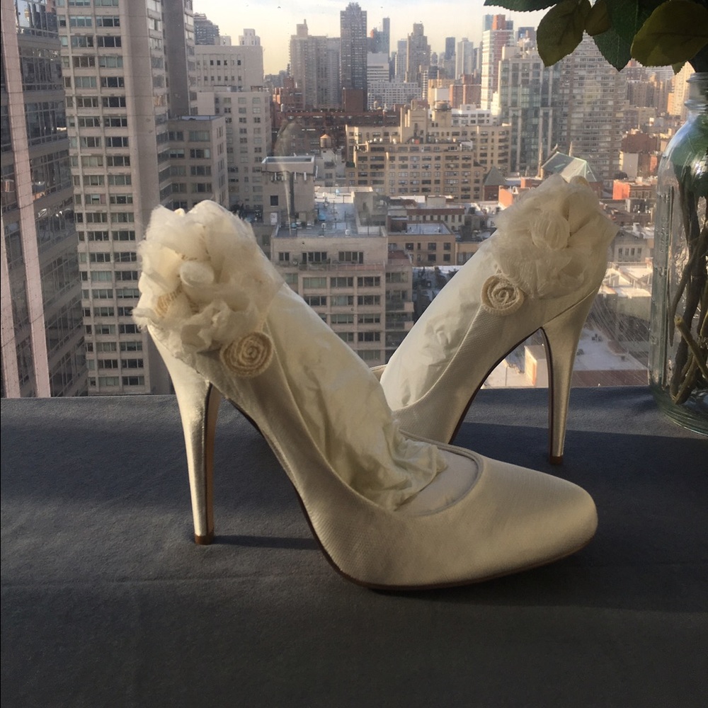 NIB White Satin Pump SIZE 9