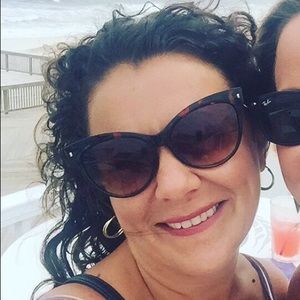 Meet your Posher, Monica