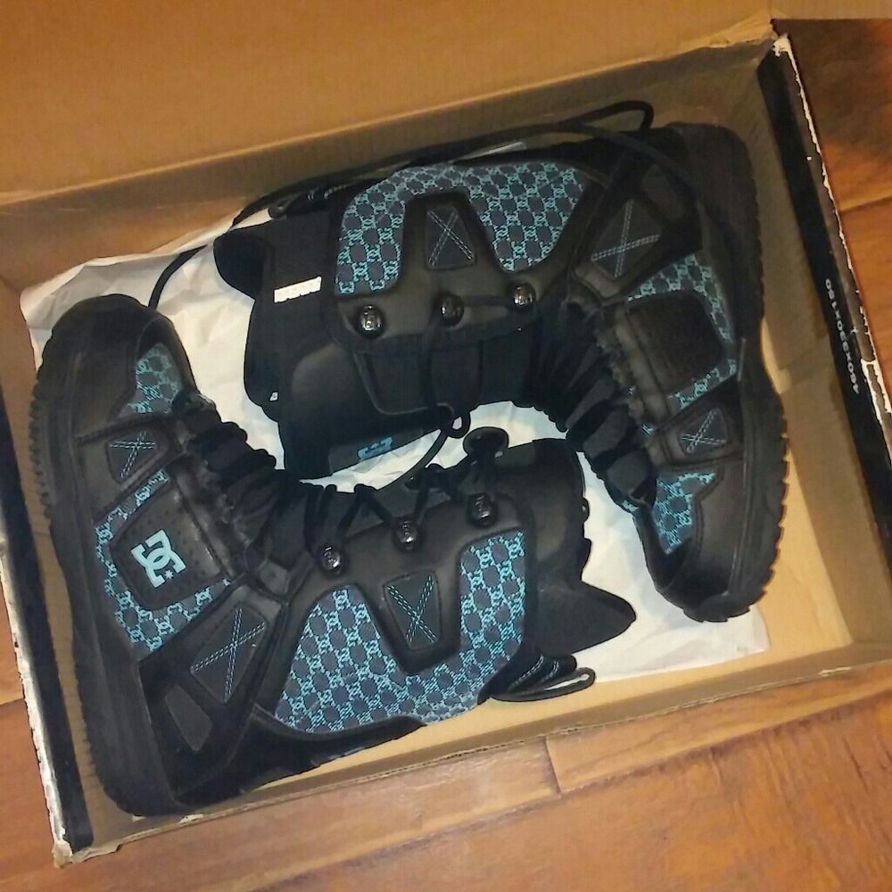 Snowboarding boots