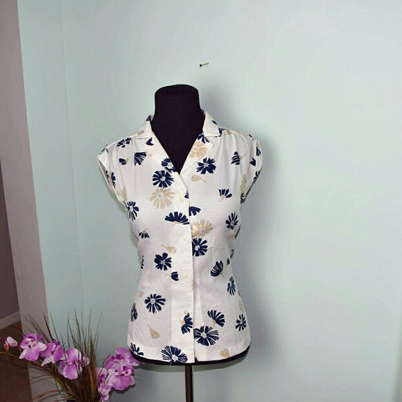 Tops - Super Cute Blue & Tan Floral Print Blouse