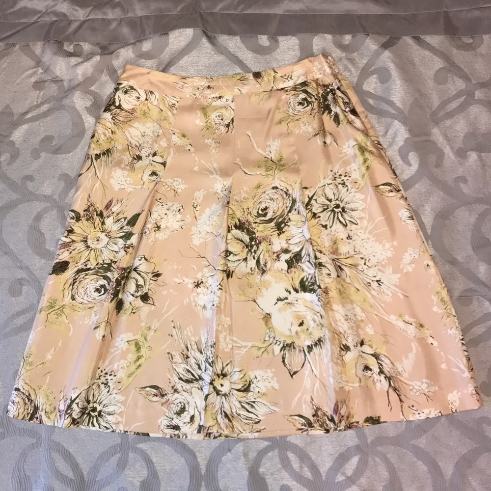 Peach and cream pleated skirt Size 4