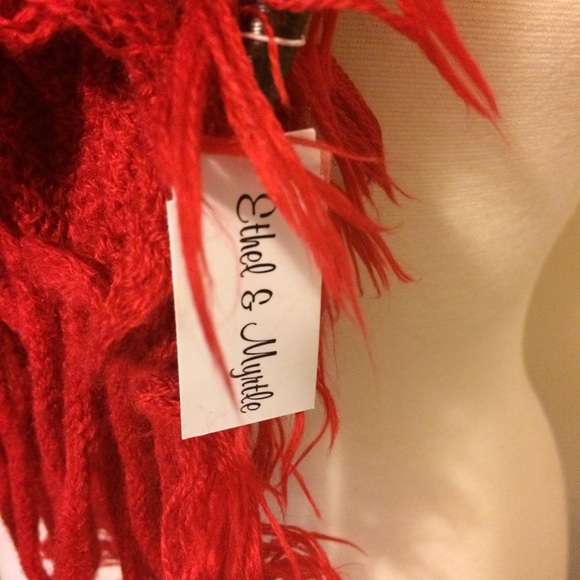 VIP | Red Knit Scarf - Picture 3 of 3
