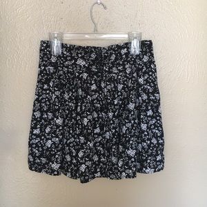 Black and white floral print skirt WITH POCKETS!