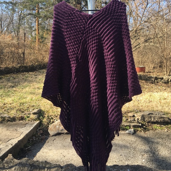 NWT gorgeous sweater poncho with fringe. - Picture 3 of 4