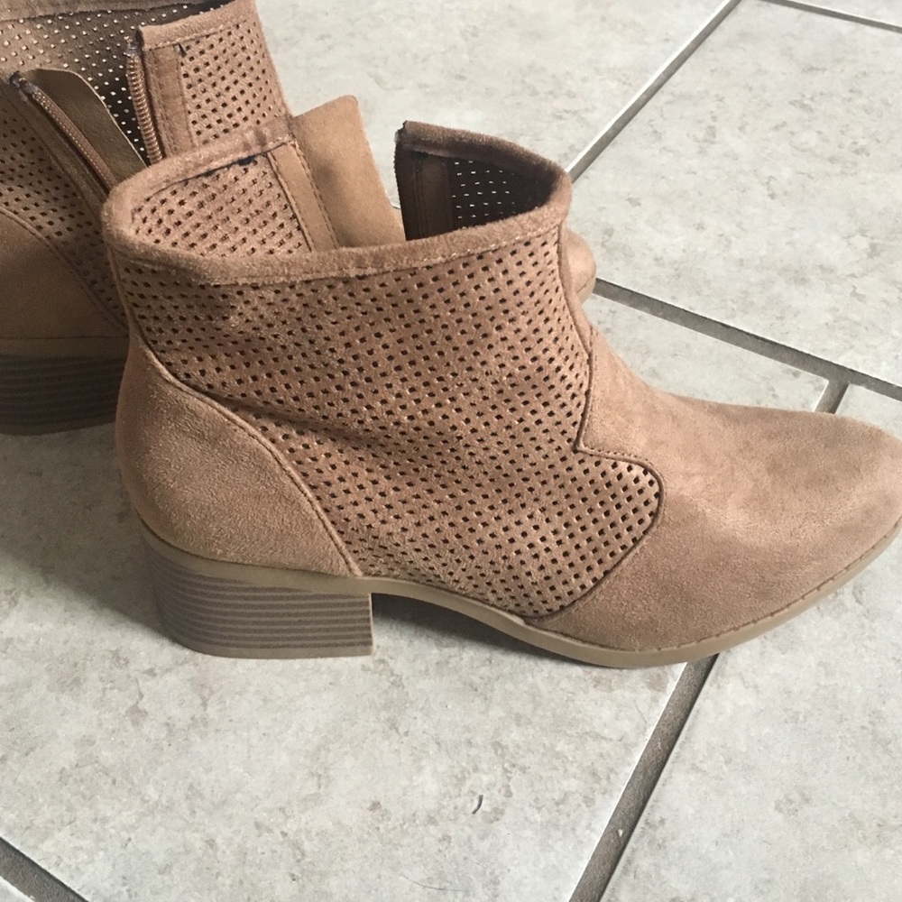 Boots Never worn size 7