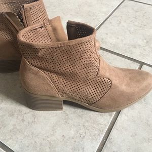 Boots Never worn size 7