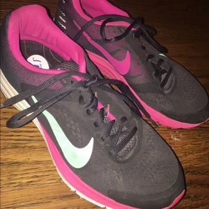 NIKE RUNNING SHOES