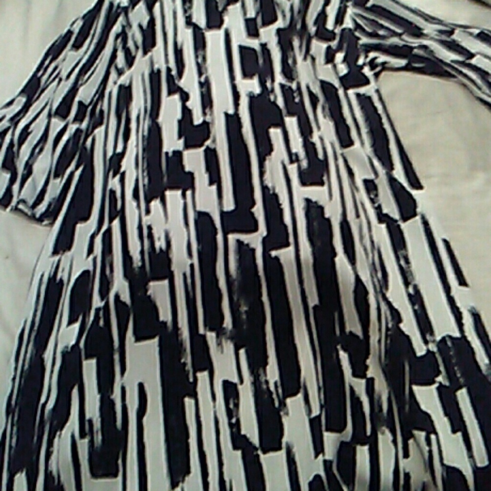 Stylish black and white dress with bell sleeves 3/