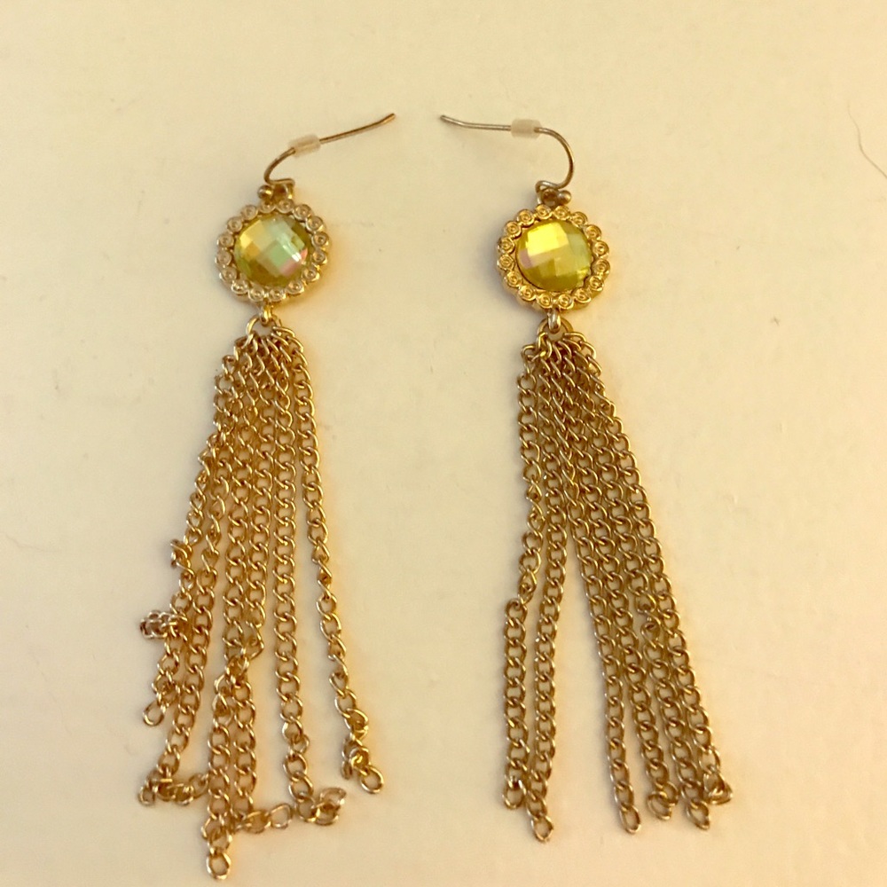 Dangle earrings w green jewel!