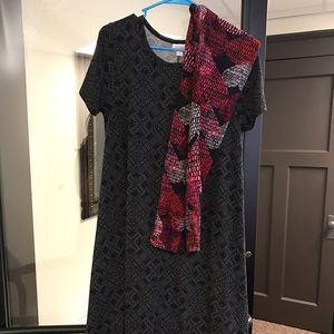 Lularoe outfit. Carly size small OS legging.