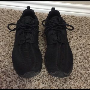 Solid black Nike Roshes