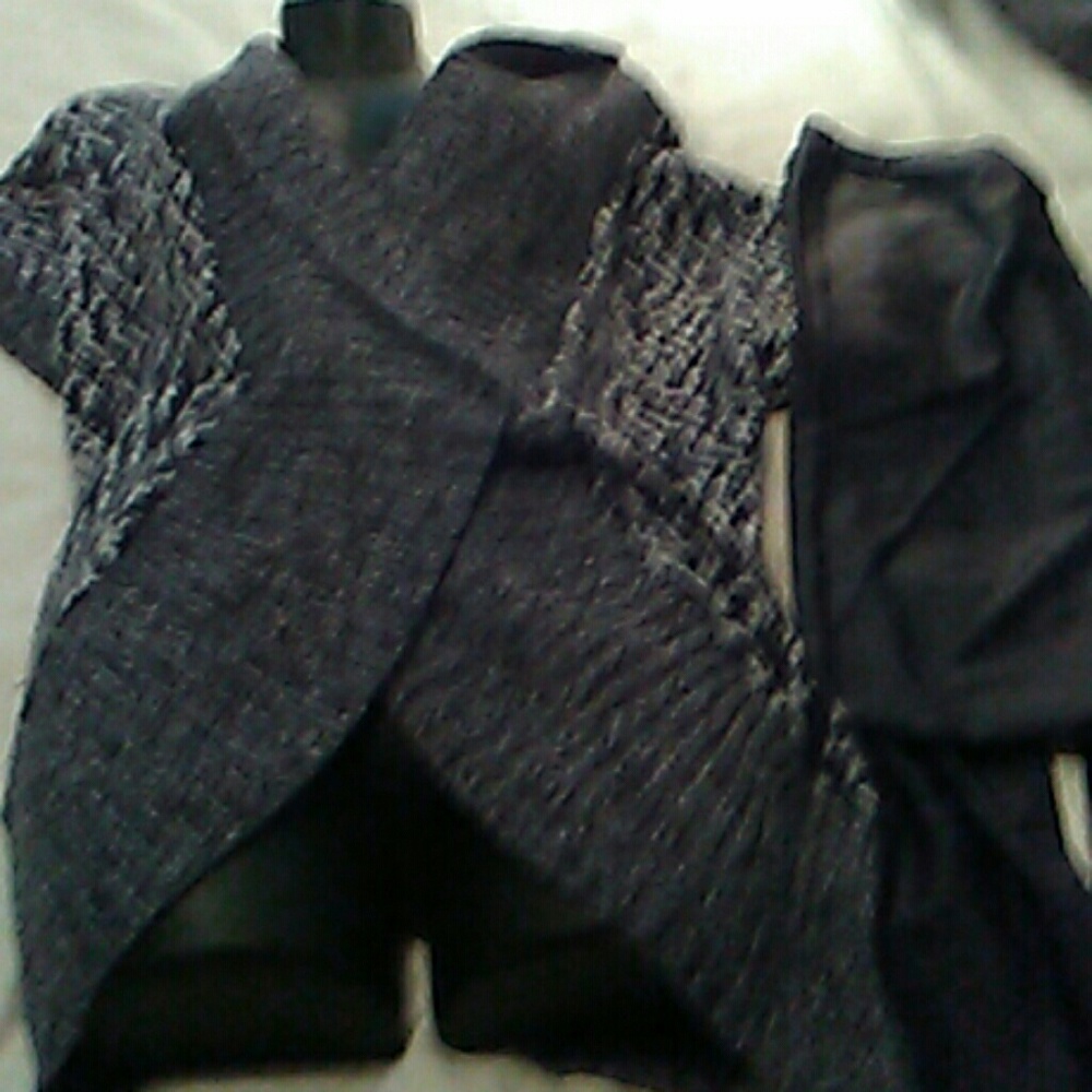 Black grey and white sweater short sleeves
