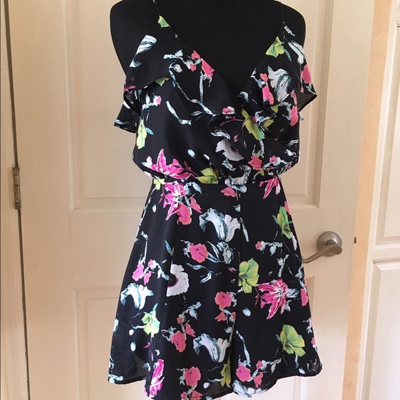 Gorgeous floral romper! - Picture 4 of 7