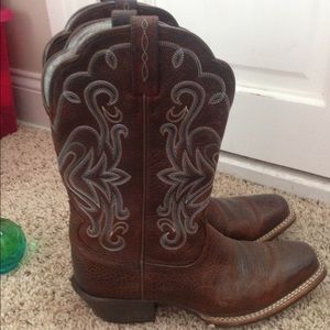 Barley worn Ariat boots!