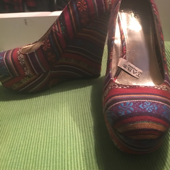 Mossimo heels, adorable wedges size 7 - Picture 2 of 3