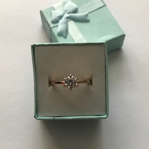 18k Rose Gold - CZ Diamond Ring💎 - Picture 2 of 5