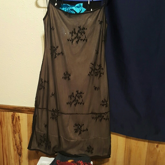 Dresses - Picture 2 of 6