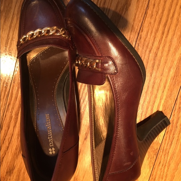 Naturalizer SZ 8W Brown loafer with gold chain Wow - Picture 4 of 4