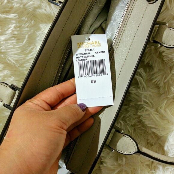 Sold!!! Michael Kors Medium Selma - Picture 2 of 4