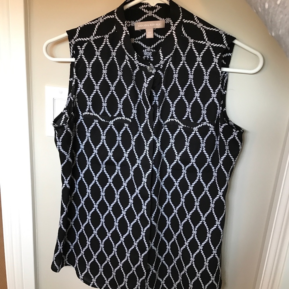 Banana Republic hidden button sleeveless blouse