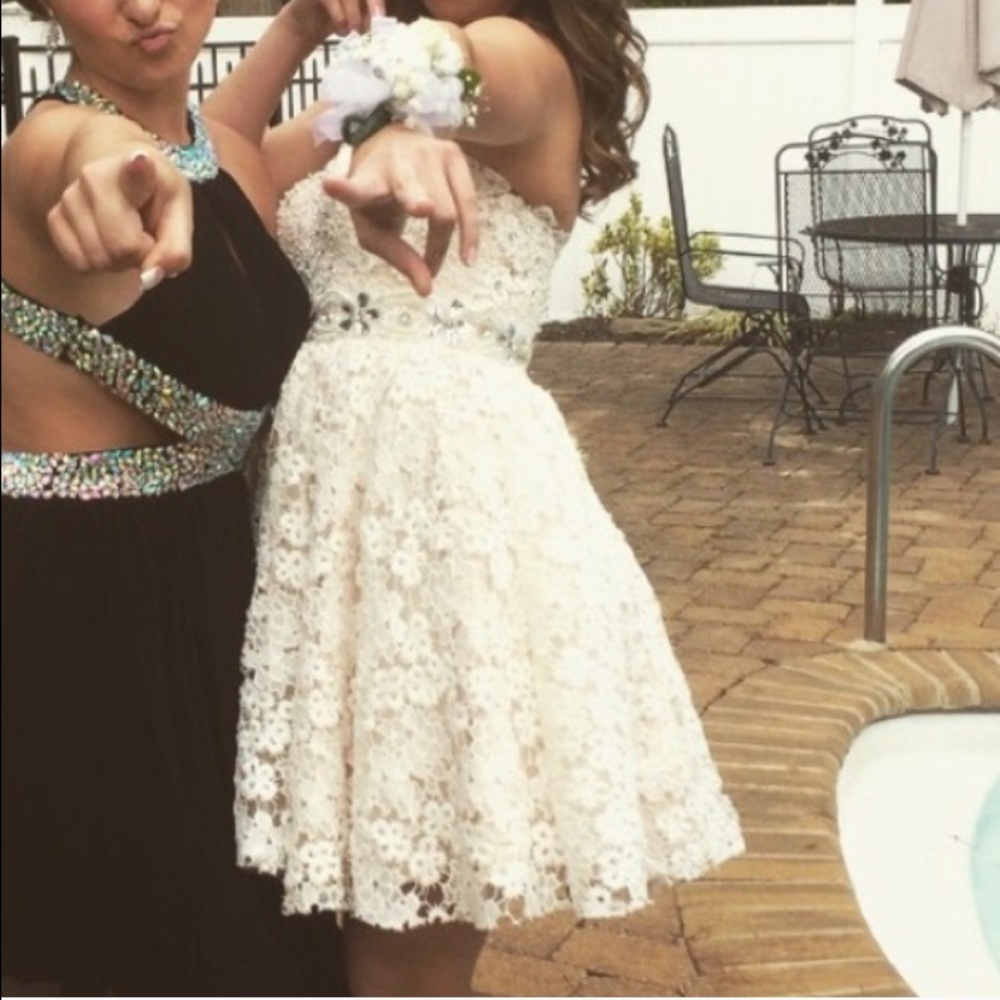 Wore it to junior prom once, no longer need it