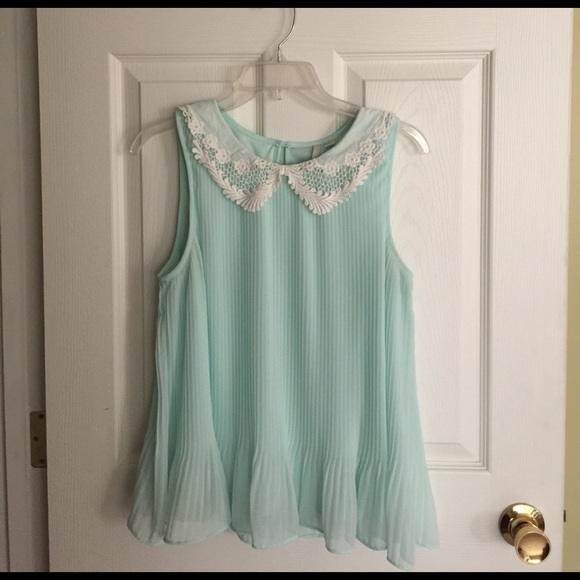 Lauren Conrad sleeveless blouse. - Picture 1 of 4