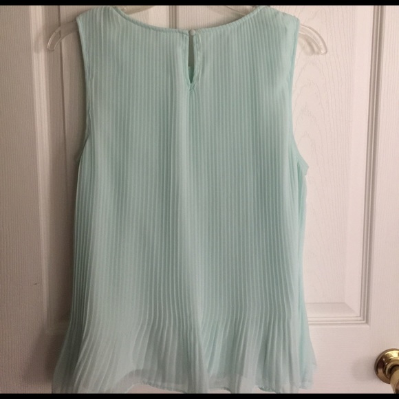 Lauren Conrad sleeveless blouse. - Picture 4 of 4