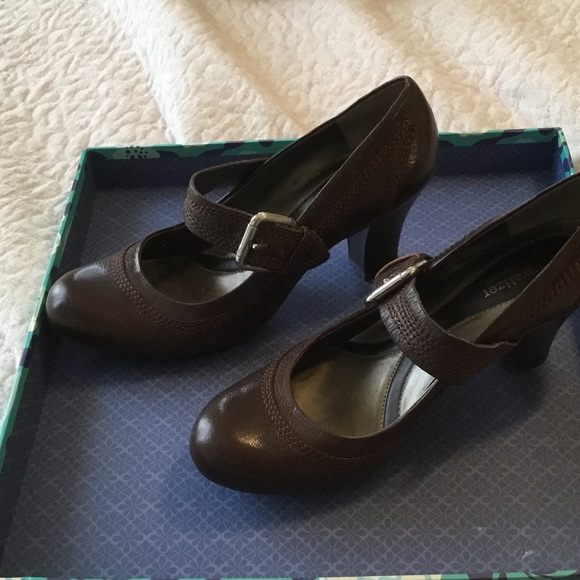 Shoes - Picture 2 of 7