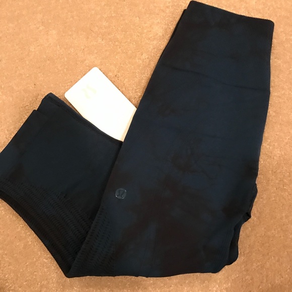 Brand new lululemon turquoise tie dye crops - Picture 3 of 4