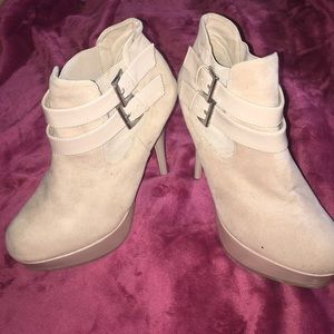 Ankle bootie/pumps tan and silver
