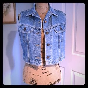 🎉SALE!!🎉 Lee cropped sleeveless denim jacket