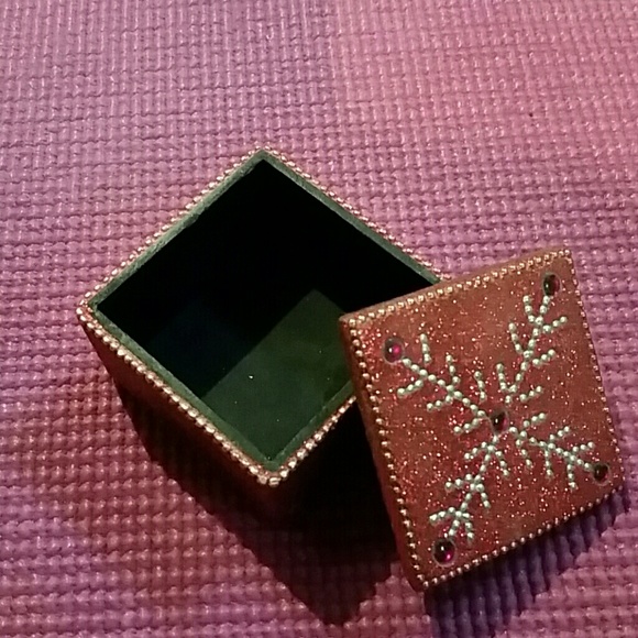 Red box - Picture 2 of 3