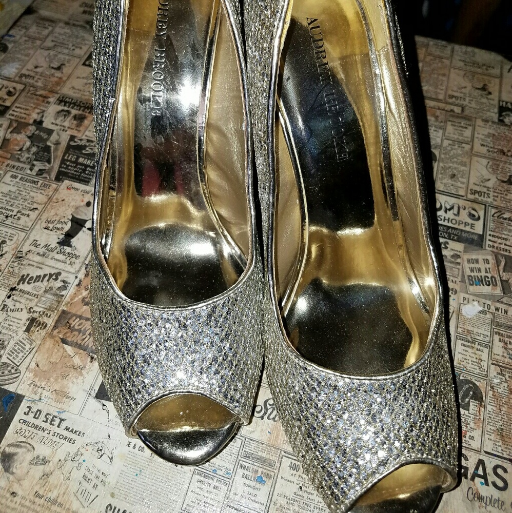 Ladies AUDREY BROOKE gold sparkly heels size 9M