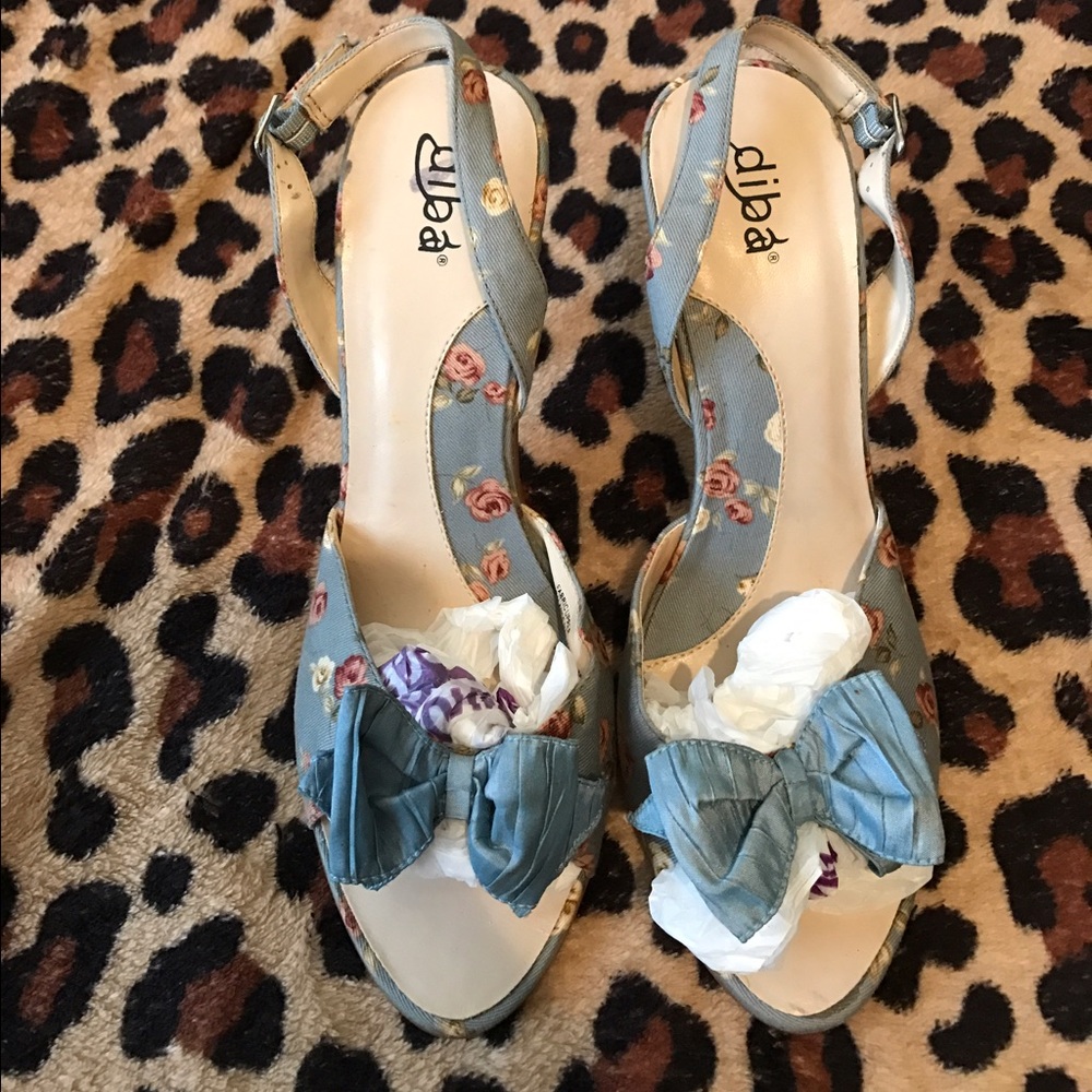 Size 9 , Open toe Floral Heels