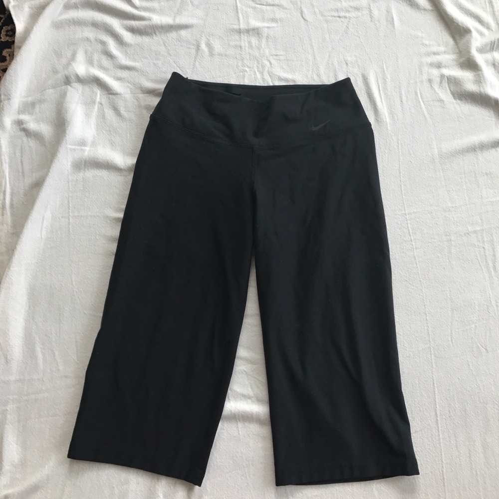 Nike Dri-Fit Crop Workout Pants. Size S