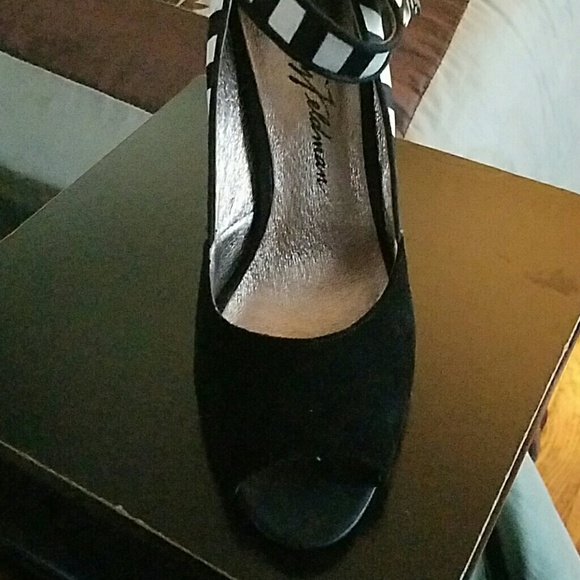 Beverly Feldman Wedge Shoe - Picture 4 of 4