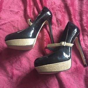 Black and gold glitter pump