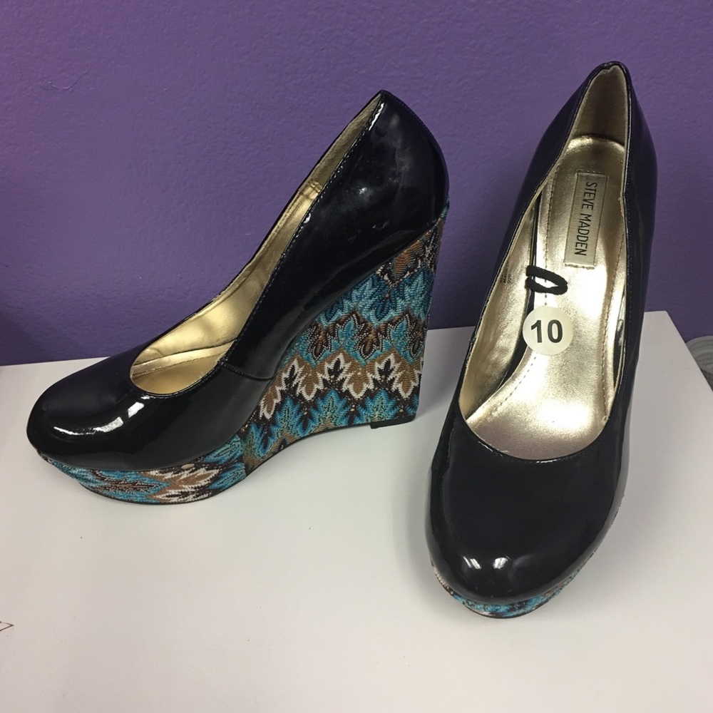 Beautiful pair of Steve Madden wedges
