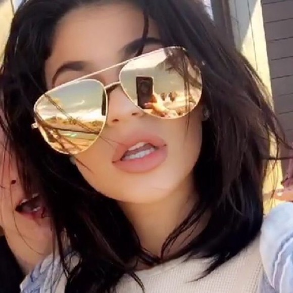 🚨1 HR SALE🚨HIGH KEY QUAY x Desi sunglasses -GOLD - Picture 2 of 8