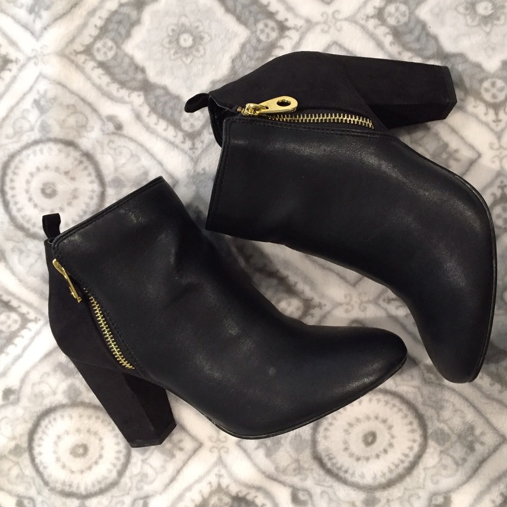 Naturalizer black leather booties