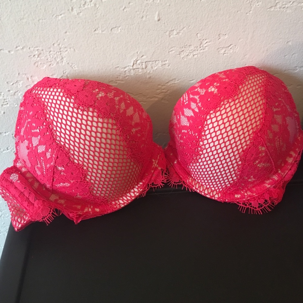 Red laced bombshell push-up