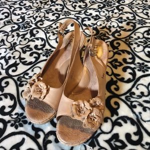 Gently used clogs👠