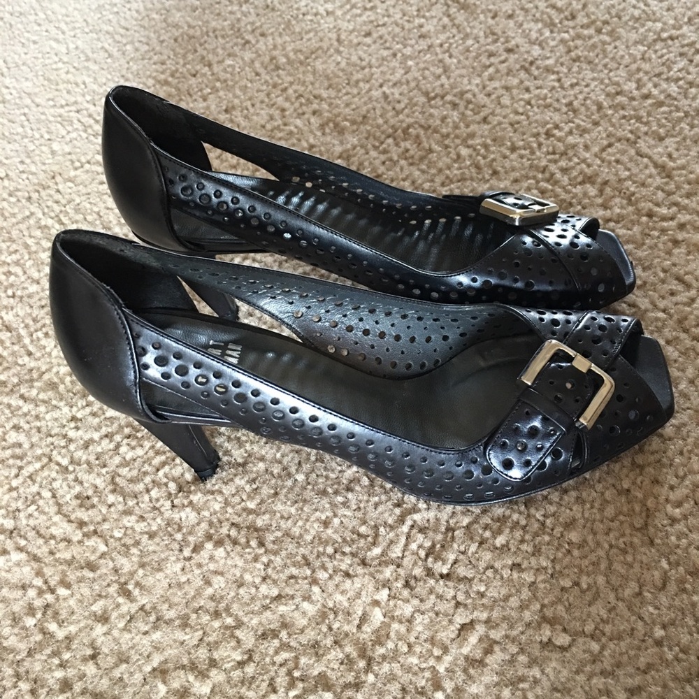 Stuart Weitzman black kitten heel Sz 5.5